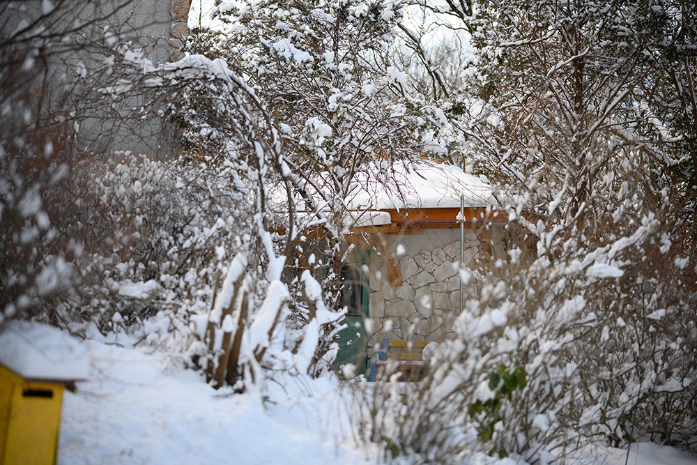お風呂棟越しの雪